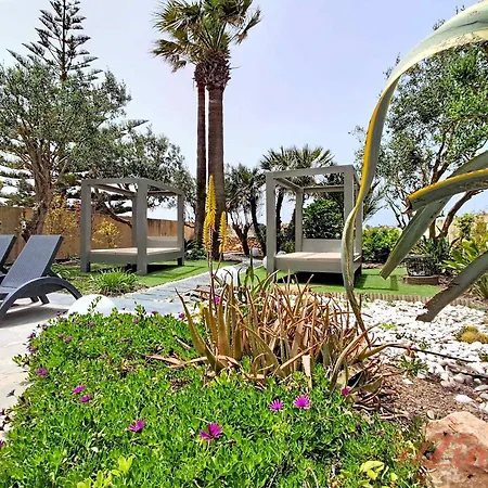 Villa Stunning 6-bed Gozo Private Pool & Tropical Oasis