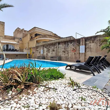 Villa Stunning 6-bed Gozo Private Pool & Tropical Oasis *