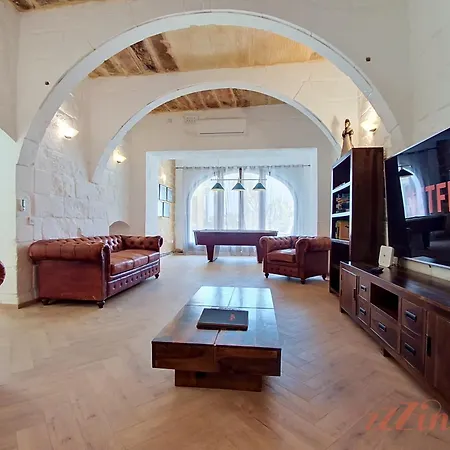 Villa Stunning 6-bed Gozo Private Pool & Tropical Oasis